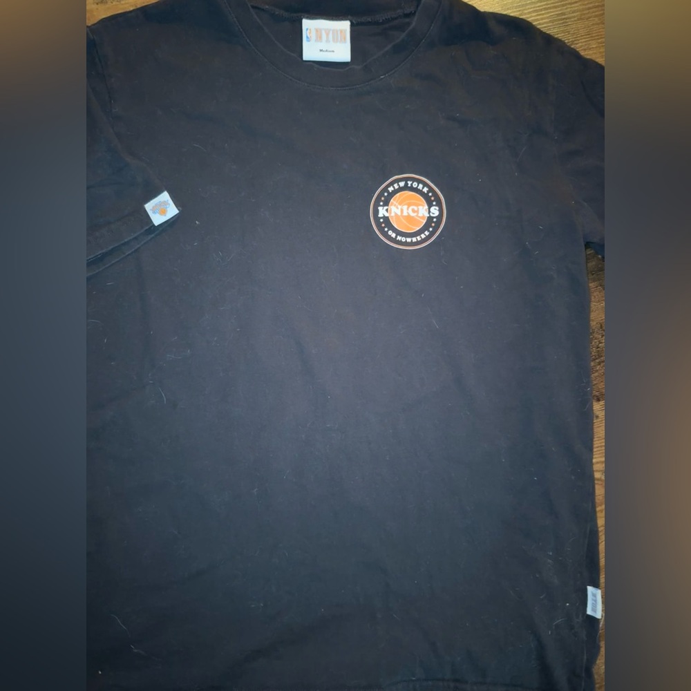 Knicks NYON black tee